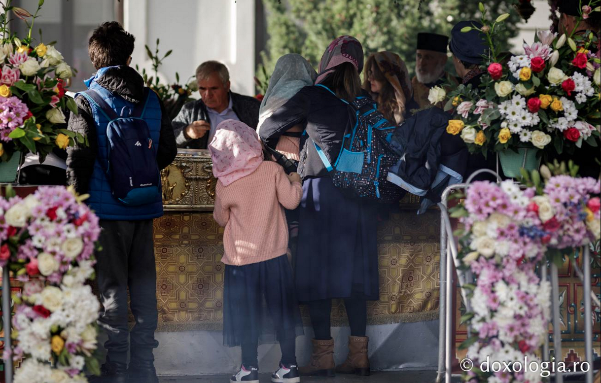 Cea mai mare Liturghie ținută în Moldova, la Iași: 35.000 de oameni s-au rugat Sfintei Parascheva, alți 46.000 stăteau la coadă pentru a ajunge la moaște
