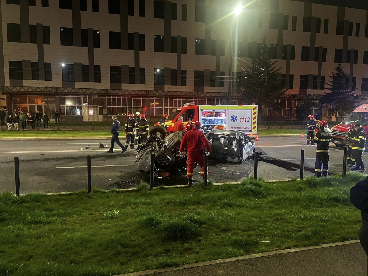 Șofer de 19 ani, filmat când coboară nevătămat dintr-o mașină ruptă în două, pe un bulevard din Oradea | VIDEO