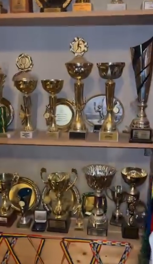 Imagini din casa părinților lui Victor Cornea, din Sibiu. Andreea Bălan a arătat toate medaliile, cupele și diplomele pe care logodnicul ei le are