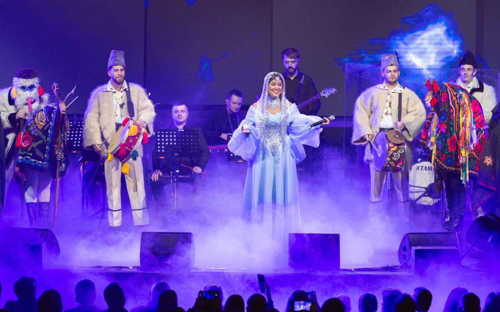 Cum a apărut Paula Seling pe scena de la Sala Palatului din București. A purtat ținute unicat, create dintr-un material special: „Aceste piese cândva decorau casa bunicii”