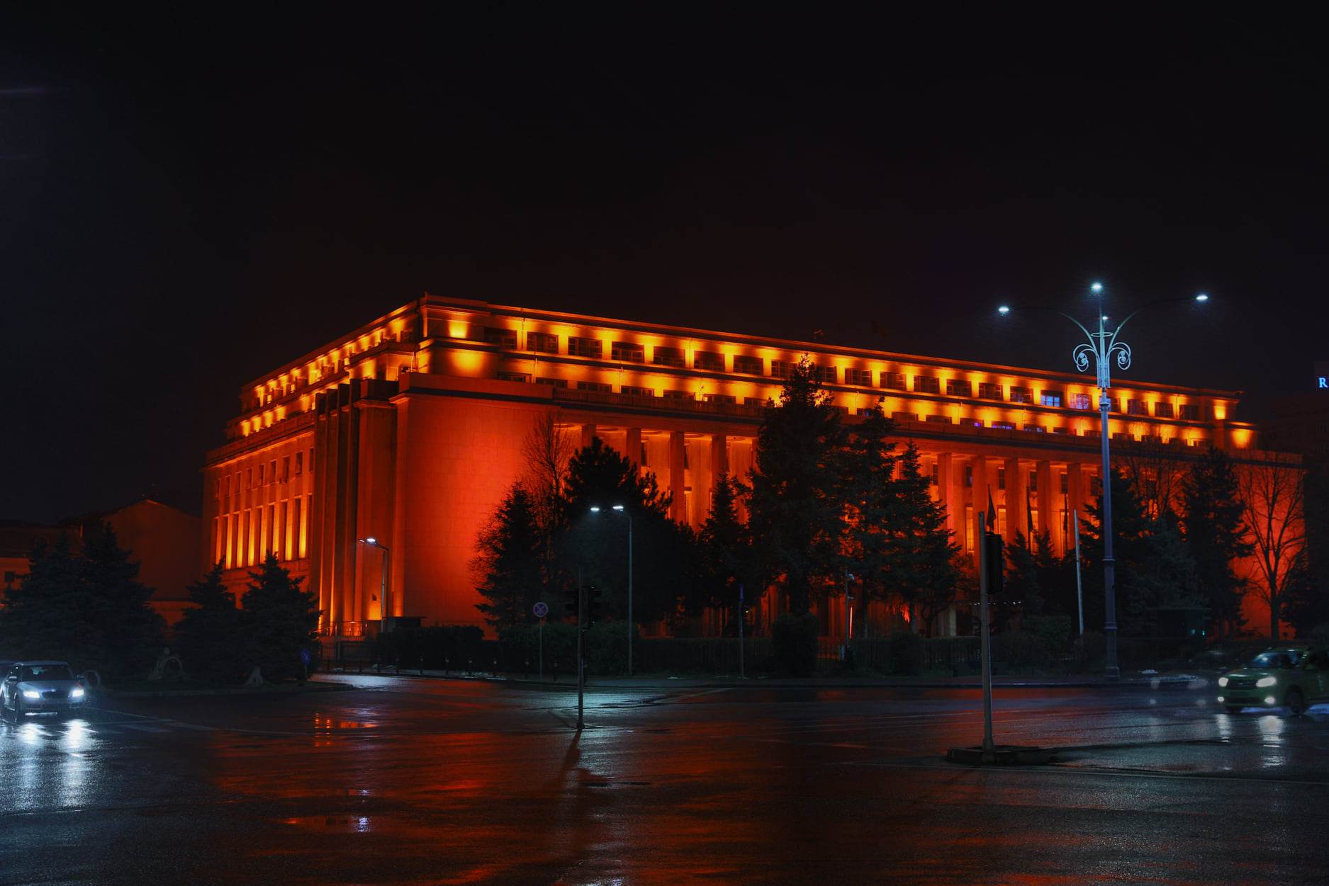 Palatul Victoria, luminat în portocaliu de Ziua Mondială a Luptei împotriva Cancerului