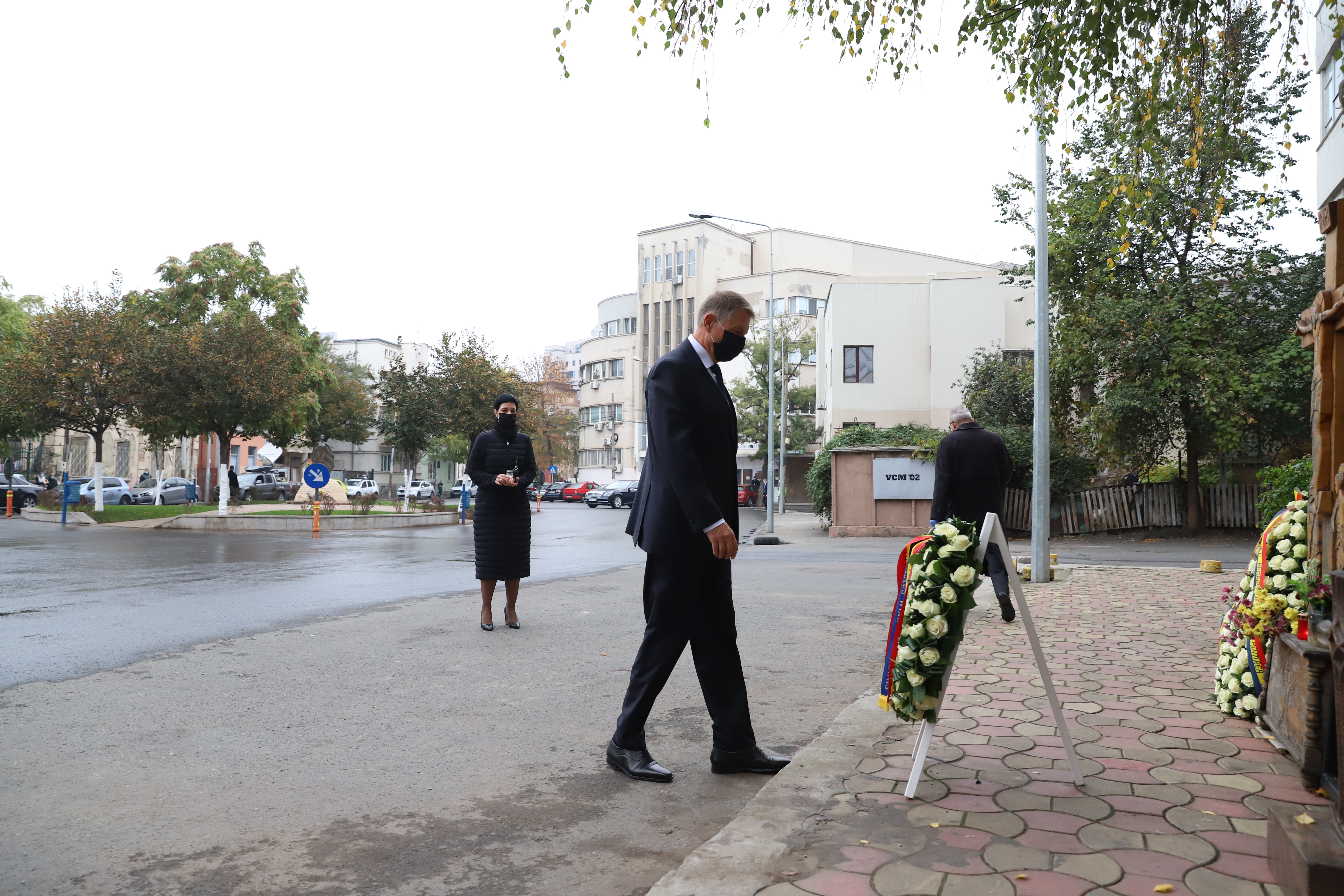 VIDEO | Klaus Iohannis a depus azi o coroană de flori în memoria victimelor de la Colectiv