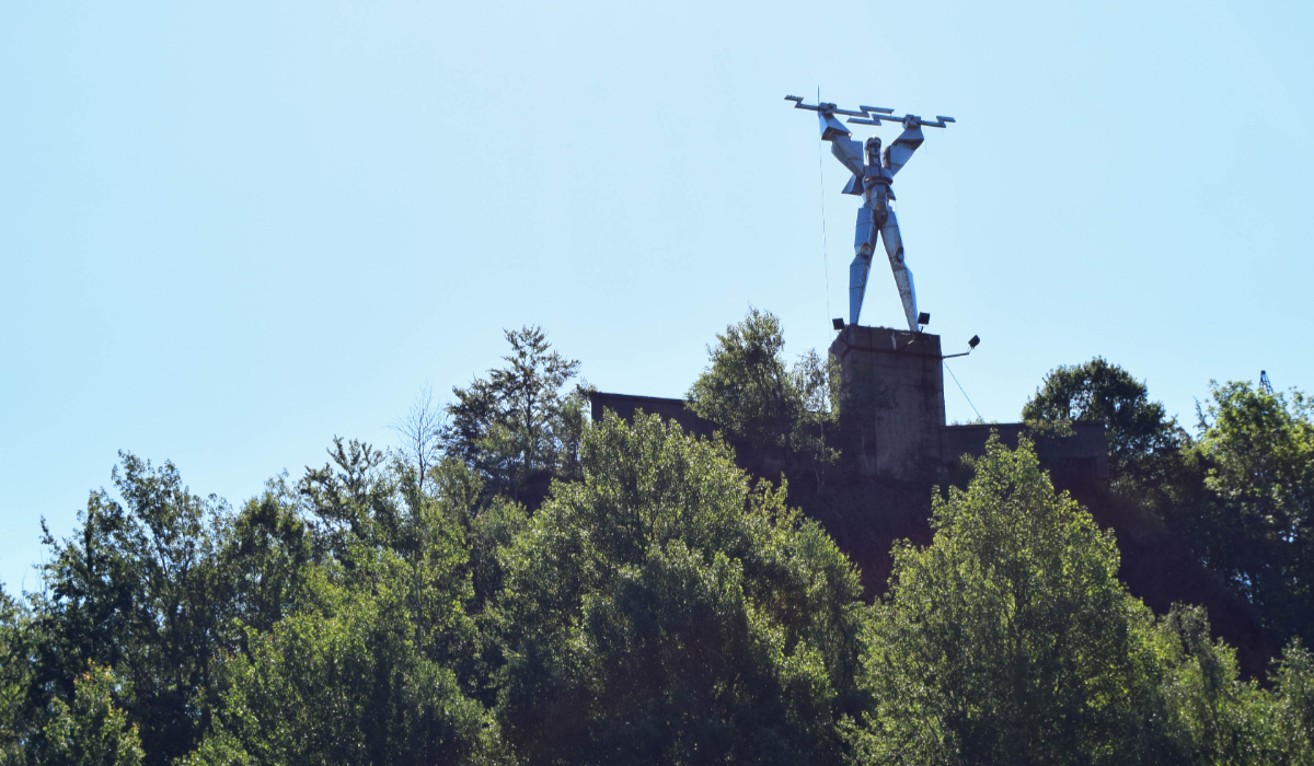 Monumentul de la Vidraru care poate fi vizitat doar în zilele cu vreme bună: Hidroelectrica a redeschis accesul la „Statuia lui Prometeu”