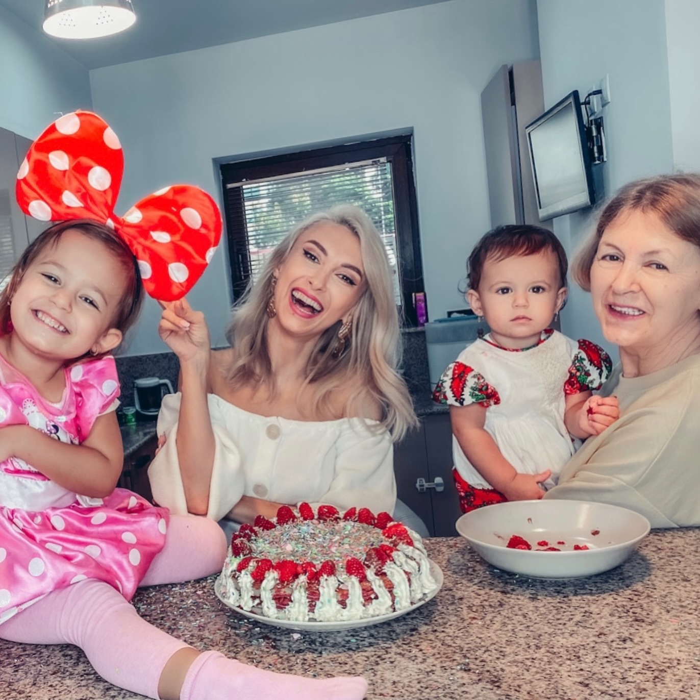 Imagini din casa de lux în care Andreea Bălan locuiește cu Victor Cornea. Vila are piscină, grădină uriașă și studio de înregistrări