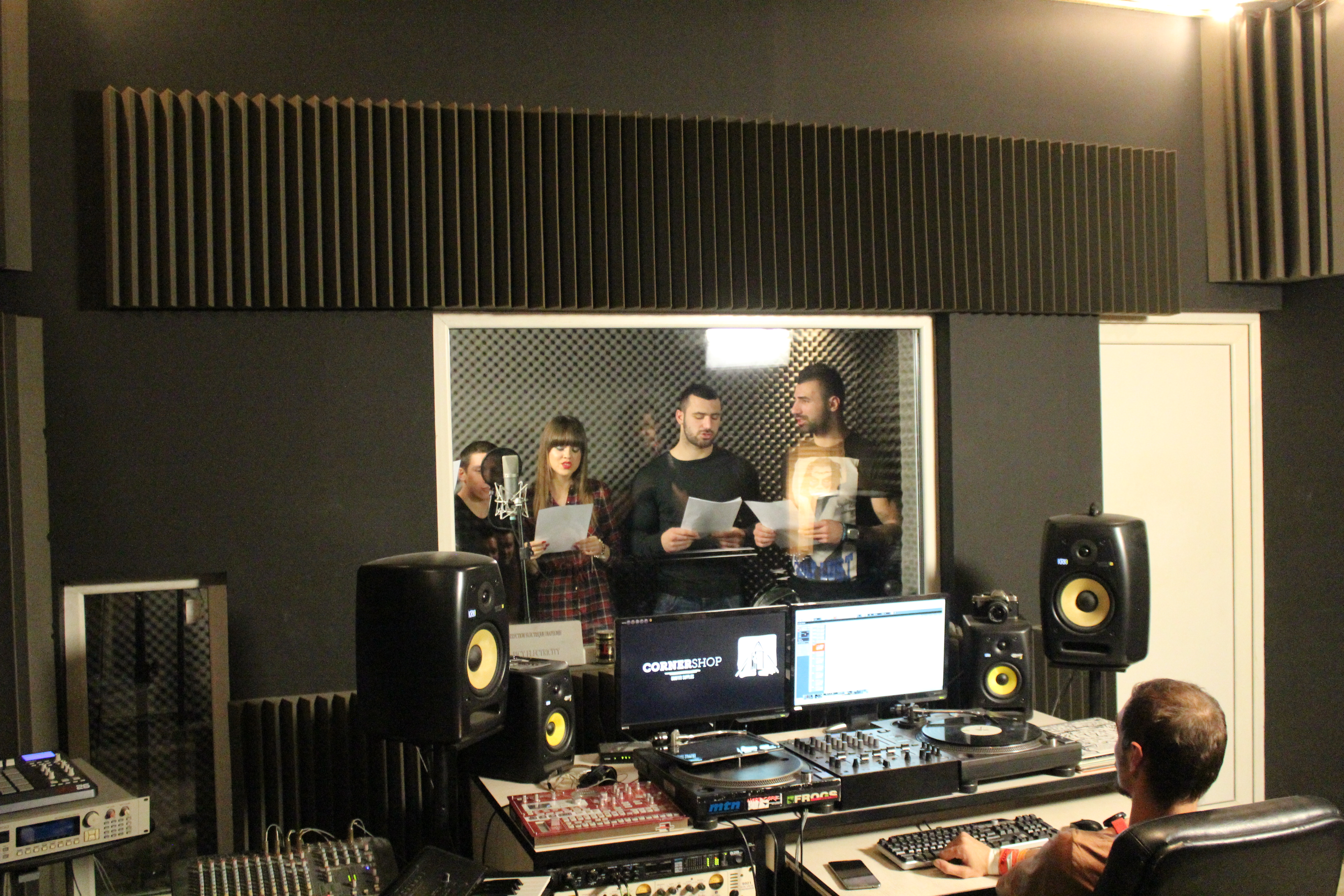 EXCLUSIV / Primiți cu colindul? Luptătorii Superkombat au intrat în studio! GALERIE FOTO&VIDEO