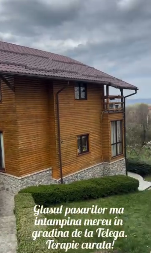 Andreea Marin a făcut plajă în curtea casei sale din Telega, Prahova. Cum a apărut în costum de baie: „Aici îmi regăsesc echilibrul”