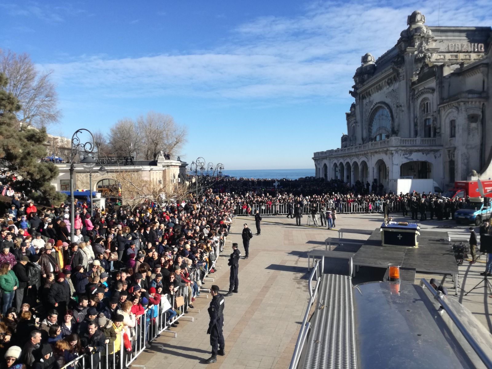 VIDEO: Peste 10.000 de oameni s-au călcat în picioare pentru agheasmă, la Constanța. În loc de gerul Bobotezei, o vreme de primăvară