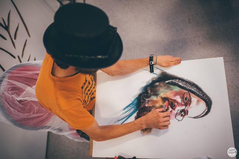 Din dragoste pentru graffitti! Un bucureștean și-a tatuat pe spate un vagon de metrou