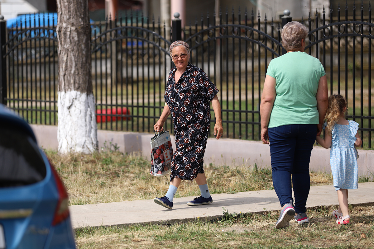 REPORTAJ Alegeri 2024 | Poliție, jandarmi și o bunică speriată de propria nepoată la Belciugatele: „M-a făcut în tot felul că am urcat în mașina primarului!”