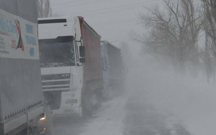 Trafic blocat pe DN 1 și pe drumul spre Râșnov, din cauza zăpezii. Coloane de câțiva kilometri