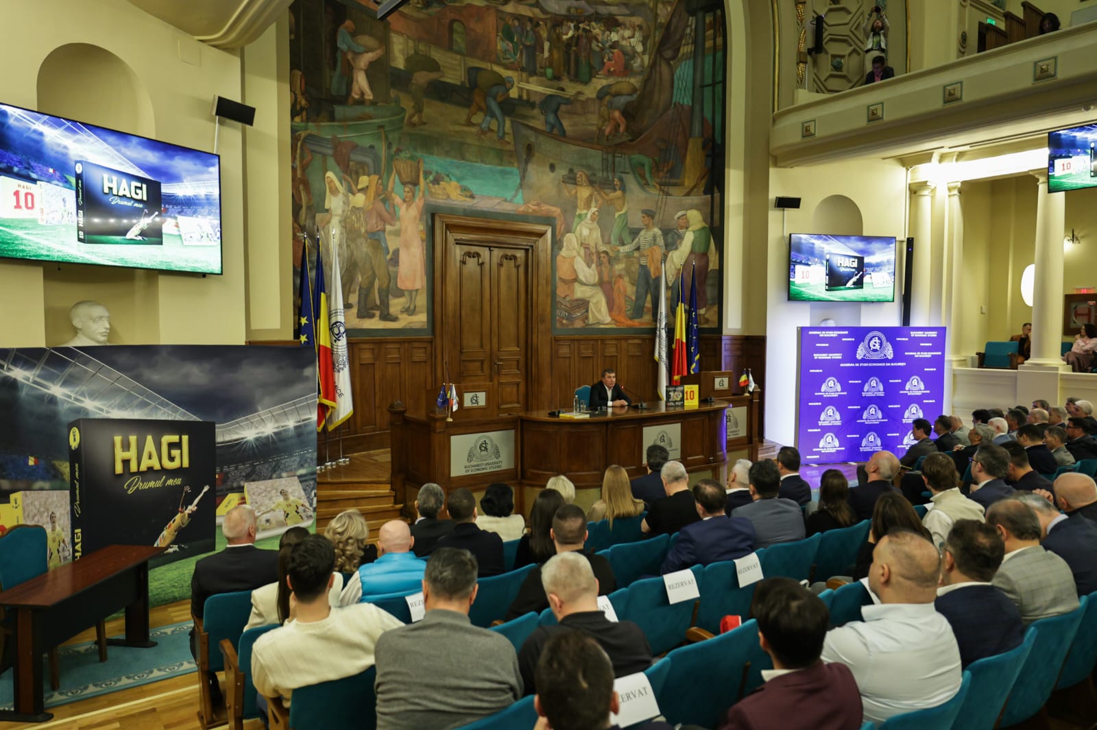 Gheorghe Hagi și-a lansat autobiografia, „Hagi - Drumul meu”. Legendele fotbalului românesc au stat la coadă pentru a obține un exemplar cu autograf