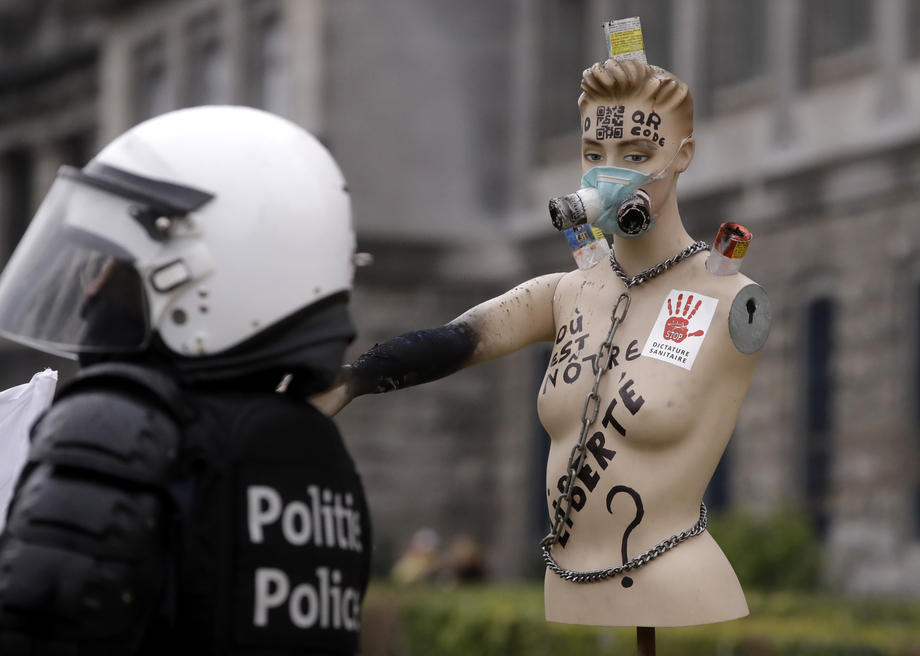 Proteste violente la Bruxelles, față de măsurile sanitare. Zeci de arestări în urma ciocnirilor dintre poliție și manifestanți