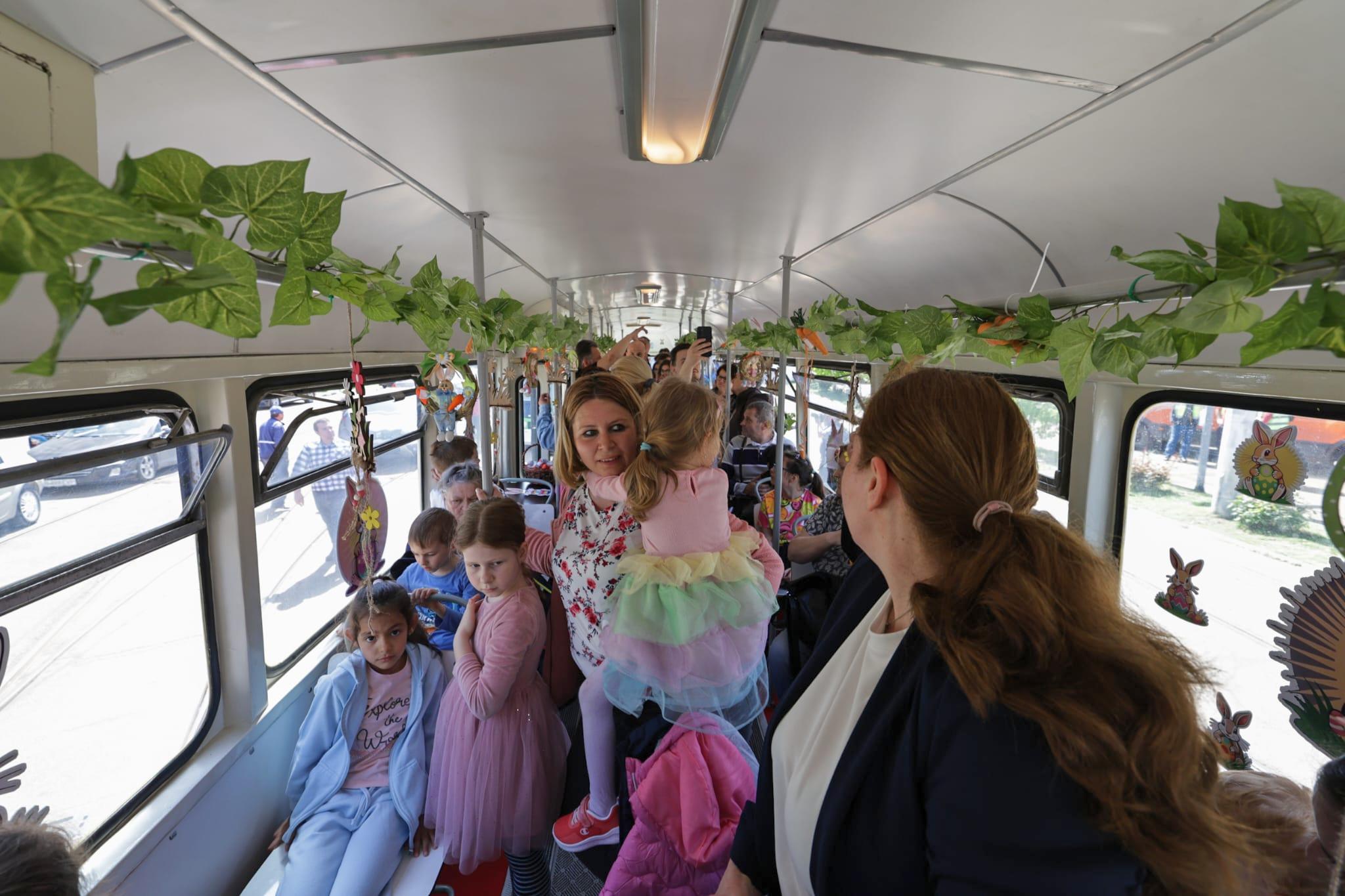 În „Tramvaiul iepurașului”, controlorii STB au împărțit ouă de ciocolată în loc de amenzi: „Mi-a plăcut că ne-au dat dulciuri și erau iepuri lipiți peste tot”