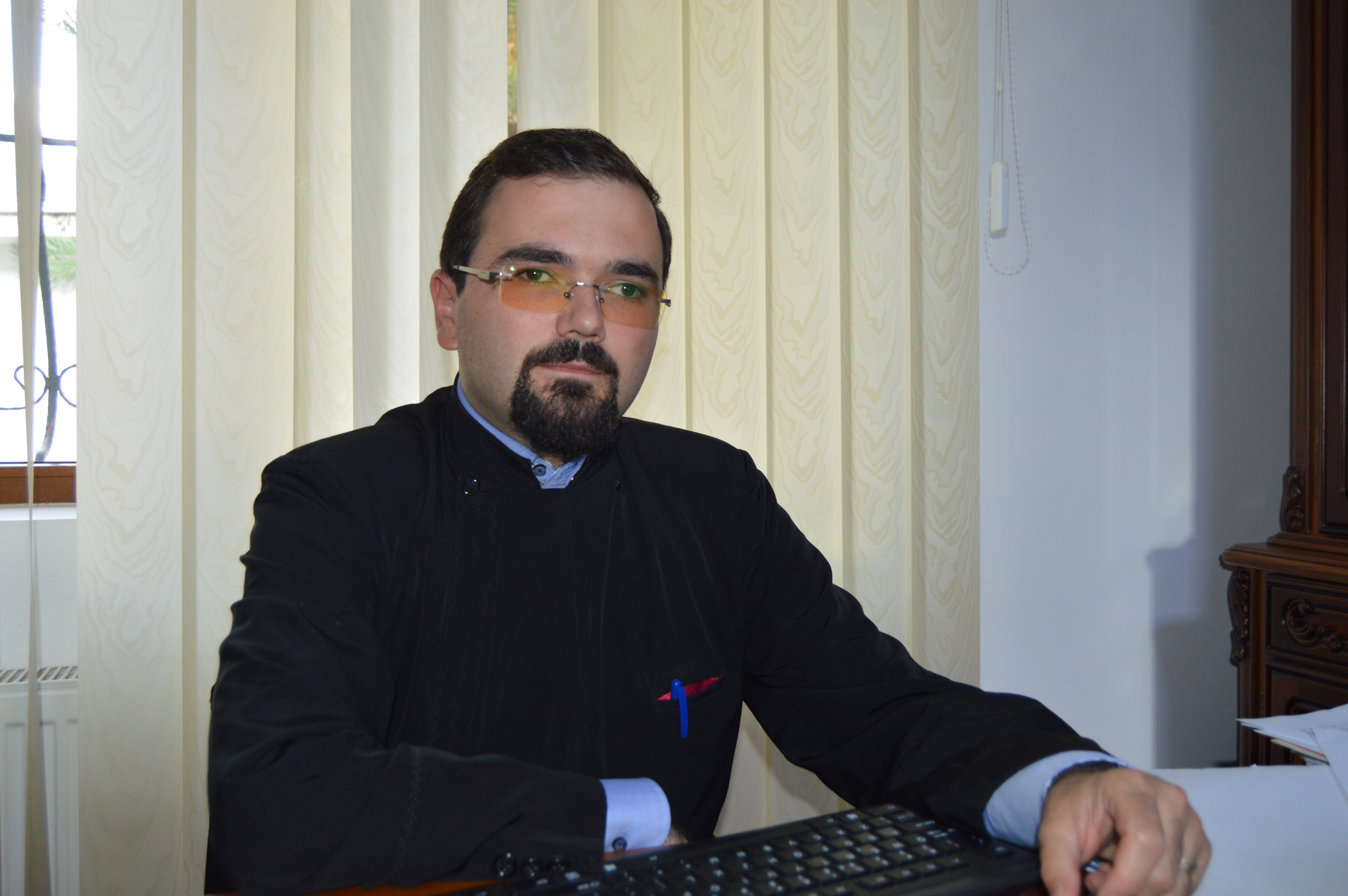 REPORTAJ: Fostul episcop de Huși acuzat de relații homosexuale a plecat din țară cu câteva zile înaintea întronizării noului episcop| FOTO