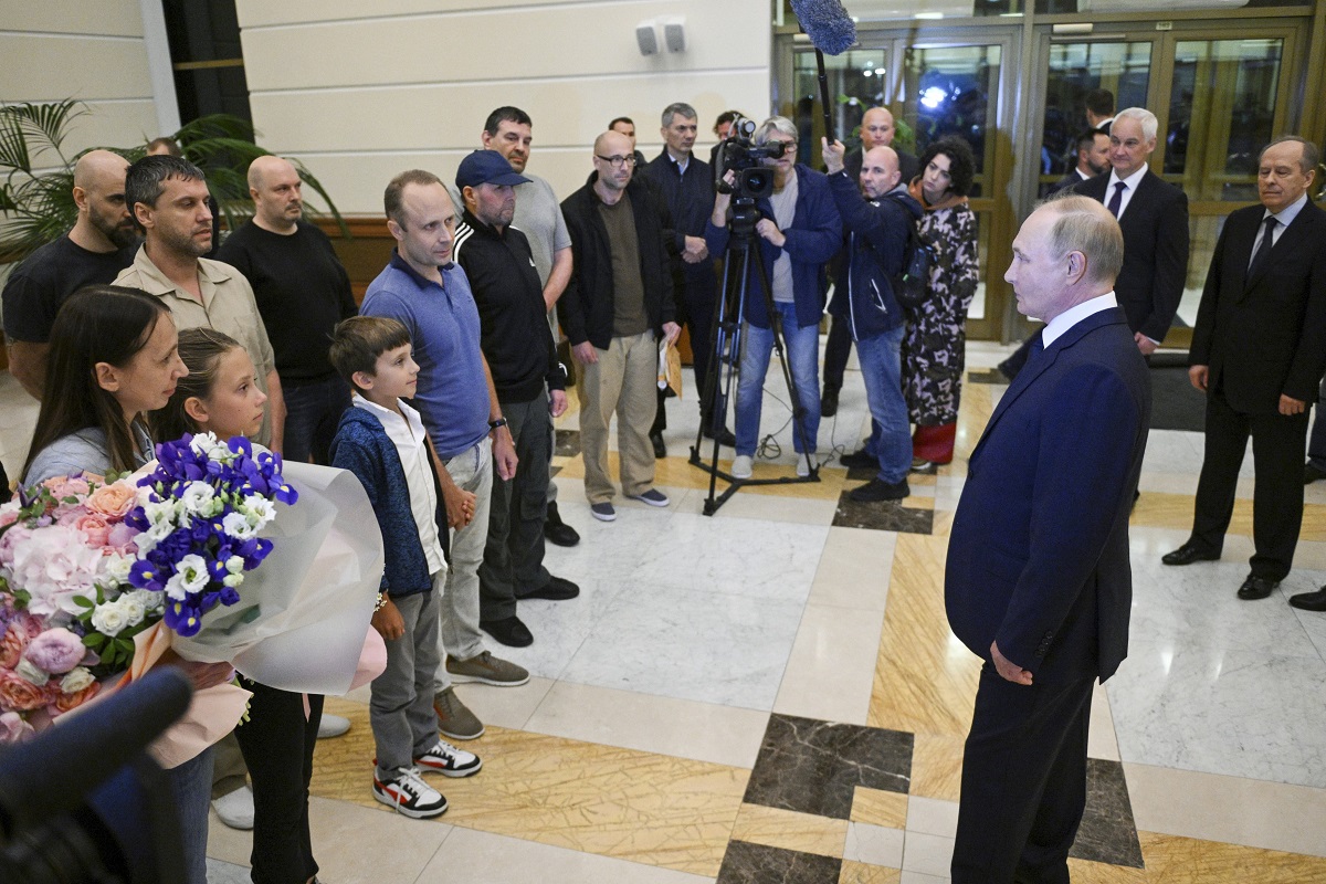 Un asasin, o familie de spioni și copiii lor și un infractor informatic, printre rușii eliberați de Occident. Putin i-a așteptat cu garda de onoare