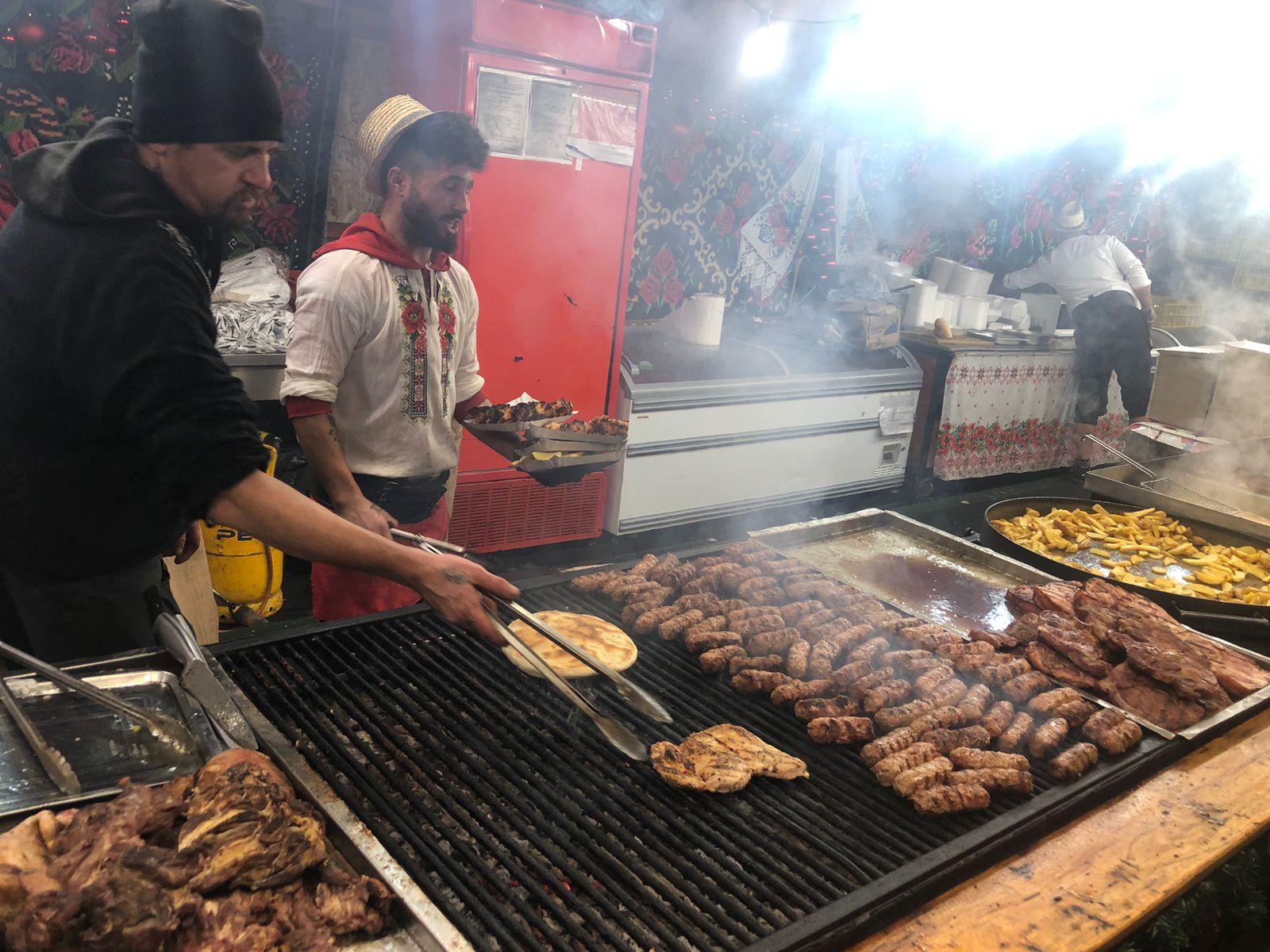REPORTAJ. Craiova rivalizează cu Viena și cu Budapesta la Târgul de Crăciun: vin fiert mai ieftin, porții-gigant, la preț de Occident