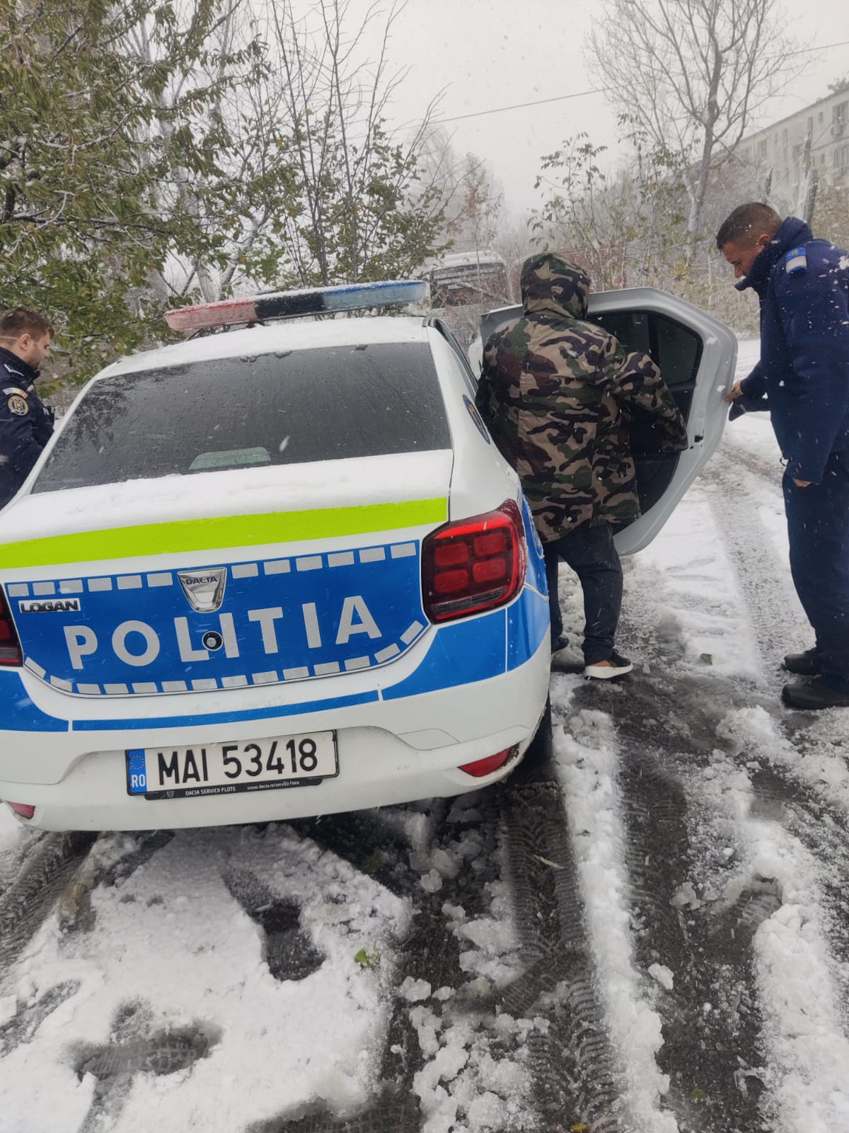 Un om fără adăpost a cerut ajutor pentru el și câinele lui din cauza viscolului. Cum au reacționat polițiștii din Constanța
