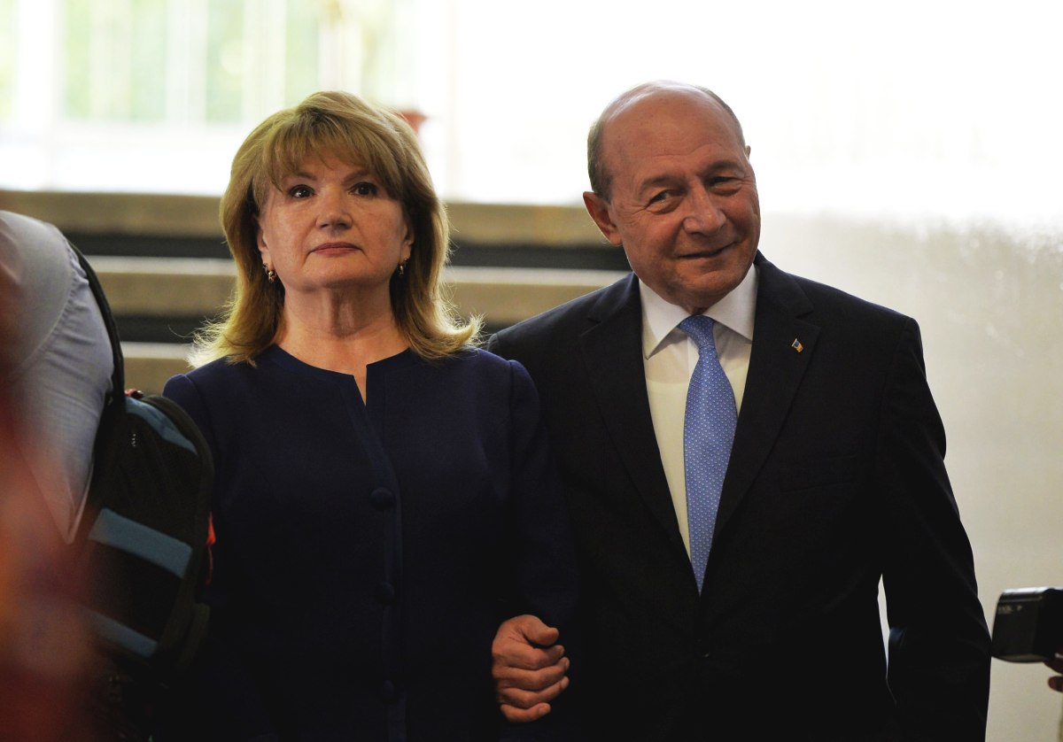 Cum arată Maria Băsescu la 74 de ani. Soția lui Traian Băsescu a avut o apariție impecabilă la ziua nepoatei sale