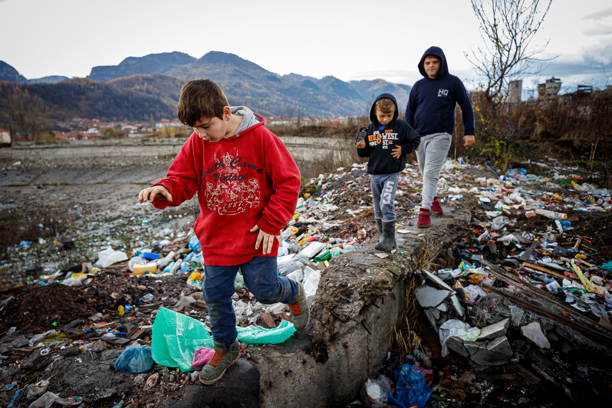 Colonia Bosnia, Petroșani. În cea mai săracă zonă din Valea Jiului, oamenii cer un singur lucru de la conducători: „Să ne dea și nouă pubele!”﻿