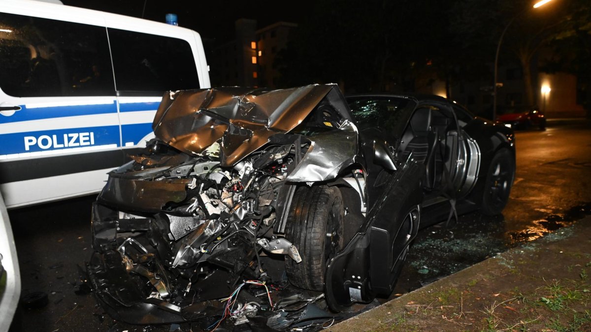 Un Ferrari California de curse, cu 460 CP, s-a făcut praf pe o stradă din Berlin, unde a lovit violent mai multe mașini parcate