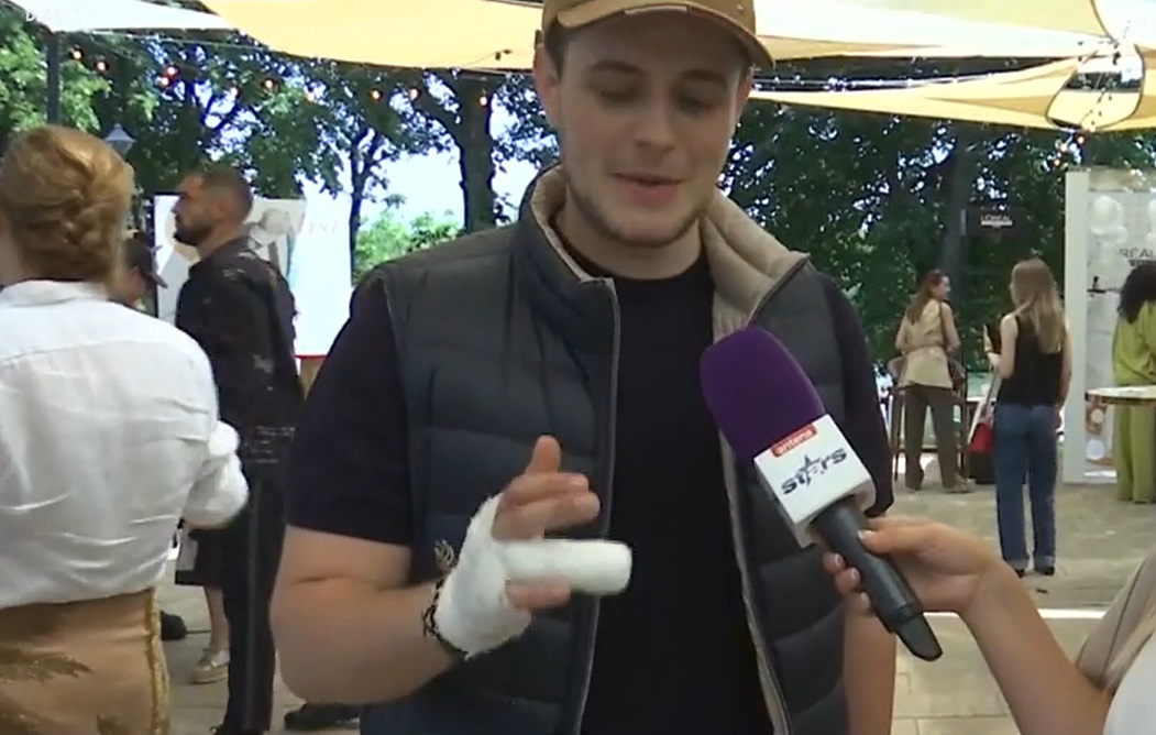 Aris Eram, cu mâna bandajată la un eveniment. Ce a pățit băiatul Andreei Esca: „Am ajuns direct la Urgențe! M-au cusut”