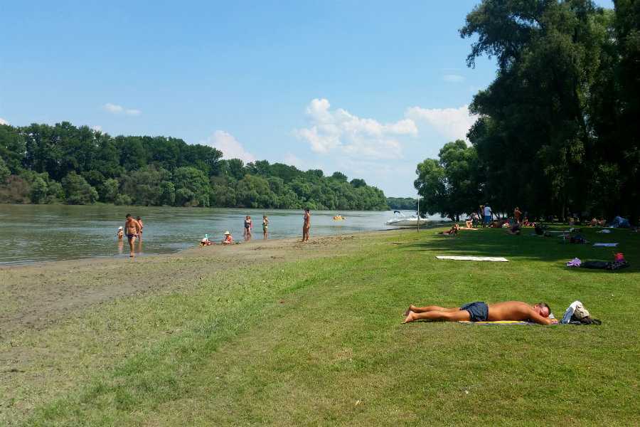 Botrány Dunabogdányban: 250 piknikező gyerek mellett tartottak temetési szertartást a strandnál - kiakadtak a helyiek, a polgármester keményen reagált