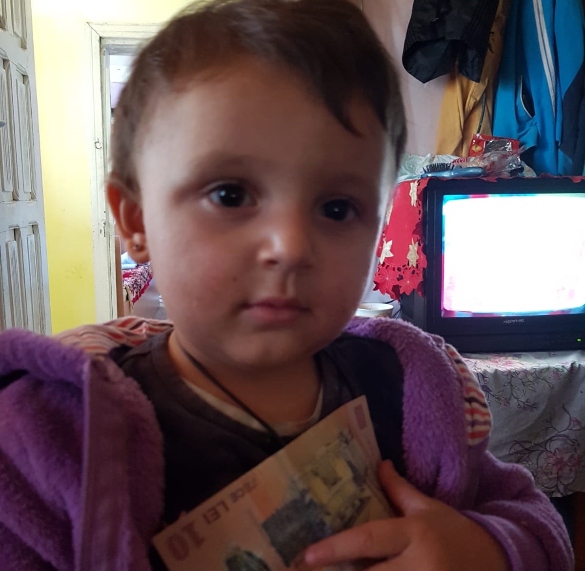 REPORTAJ: Am fost acasă la copila care merge flămândă la școală. Șapte suflete, fără speranță: trăiesc într-o cocioabă, fără frigider și aragaz și se tem că nu vor trece iarna/VIDEO&FOTO