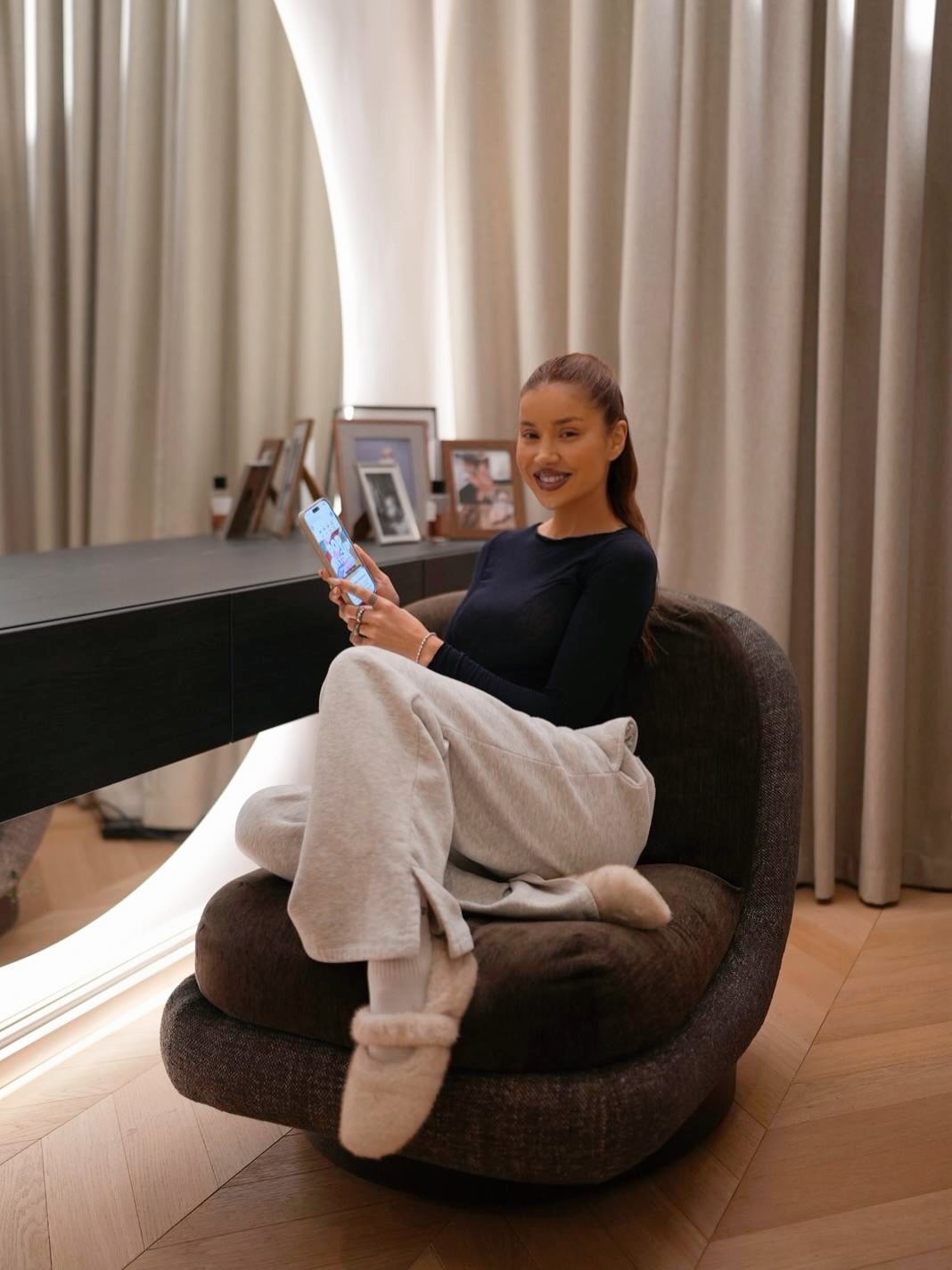Imagini cu casa din București în care locuiește Alina Ceușan. Sora ei s-a ocupat de design și doar în reviste mai vezi așa ceva