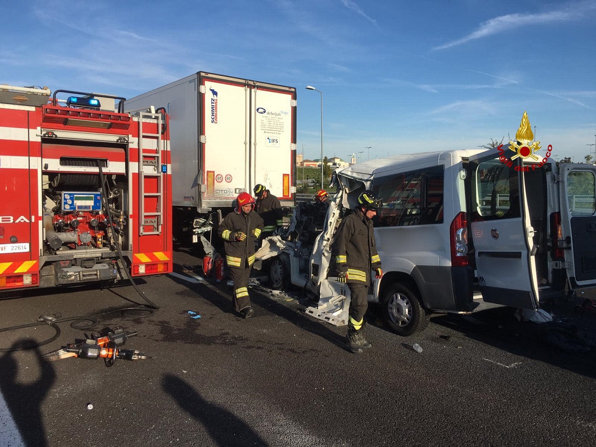O româncă e singura supraviețuitoare din accidentul cu patru persoane cu dizabilități și doi îngrijitori voluntari morți de pe o autostradă din Italia