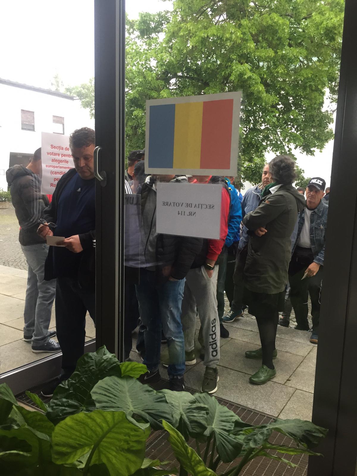 FOTO, VIDEO | Imagini incredibile la Londra: coadă interminabilă la secția de votare din cartierul botezat „Little Romania”! Mobilizare exemplară a diasporei și în Germania, Italia, Olanda și Belgia