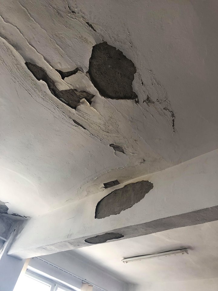 VIDEO/ Imagini halucinante din sediul Poliției Târgoviște. Sala de examene auto cade pe candidați!