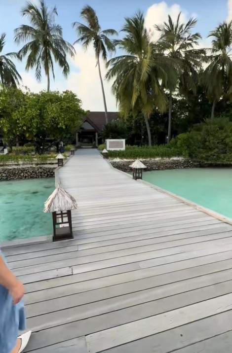 Imagini din vila de lux în care Theo Rose s-a cazat în Maldive. Cum a reacționat tatăl artistei când a văzut baia