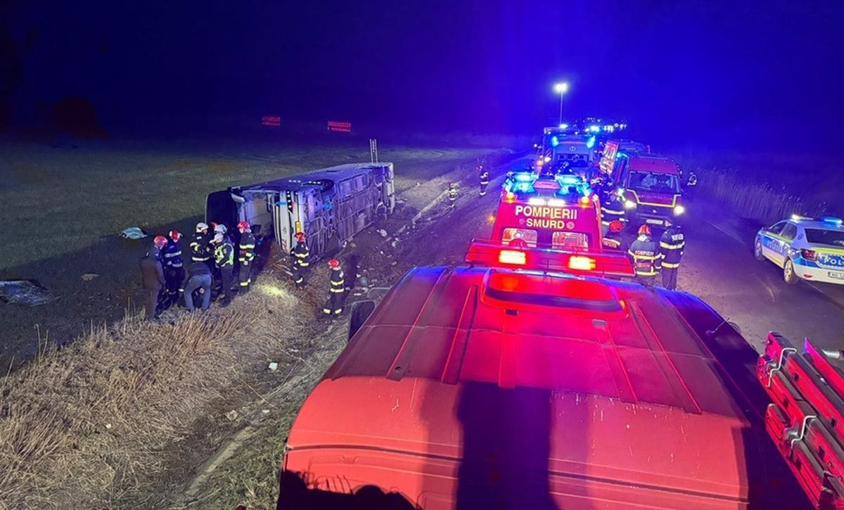 Un pasager a fost proiectat în afara mașinii și strivit de autocarul care s-a răsturnat, în Galați. Accidentul, soldat cu un mort și 14 răniți
