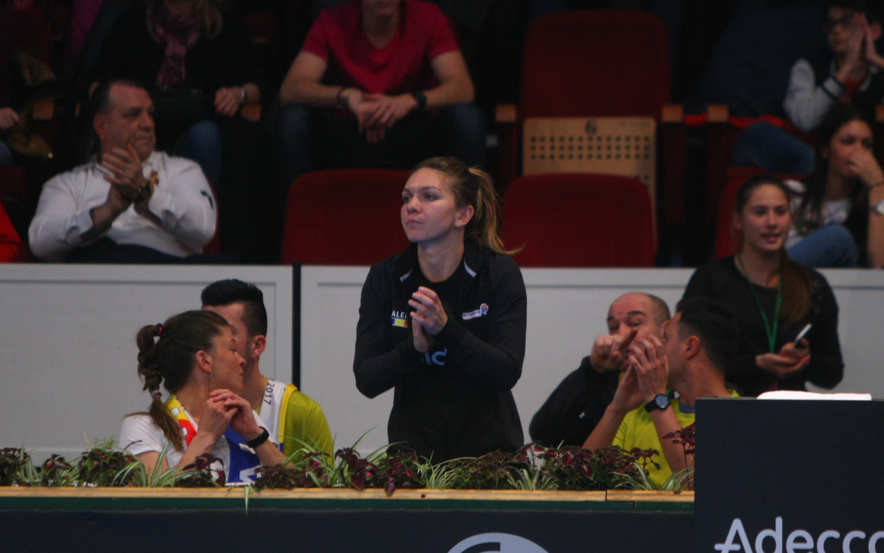 Simona Halep conduce din lojă galeria României, la meciul de Fed Cup cu Belgia. Ion Țiriac, stingher în tribună / GALERIE FOTO