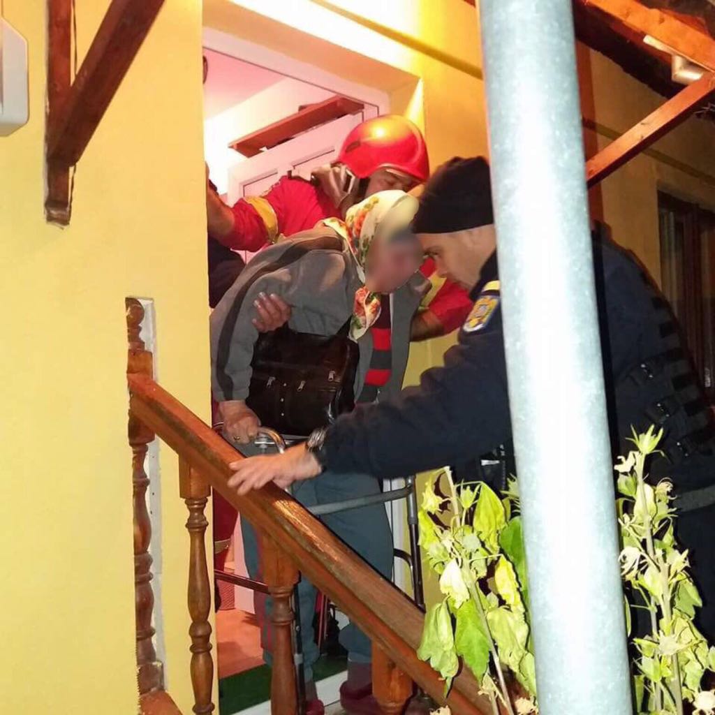 Zeci de oameni din Breaza au fost scoși din case și duși la sala de sport din oraș - FOTO