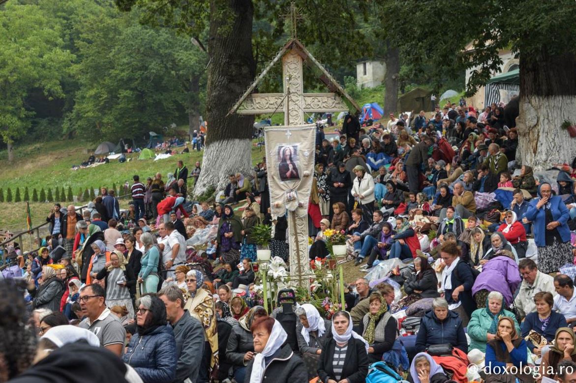 Zeci de mii de oameni, la slujba de Sfânta Maria la Mânăstirea Nicula. Se roagă la icoana Fecioarei Maria, considerată făcătoare de minuni