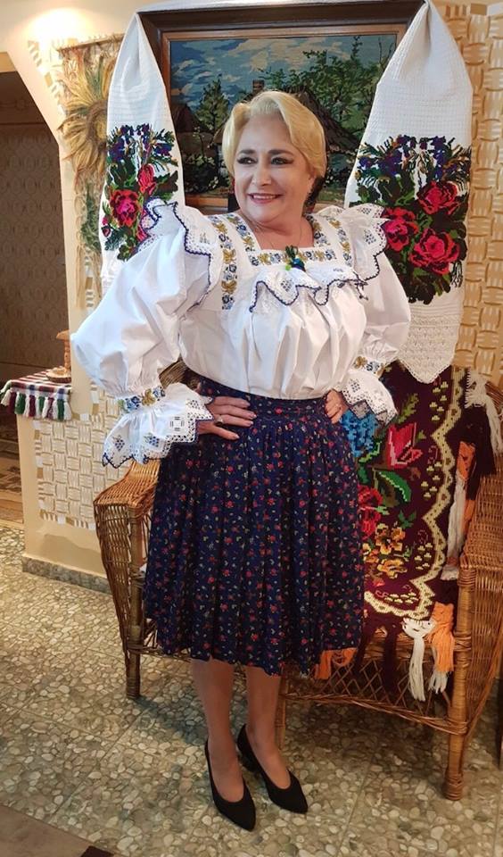 Atunci și Acum: Viorica Dăncilă, campanii pe tocuri, pe ulițele satului și iubitoare a portului tradițional