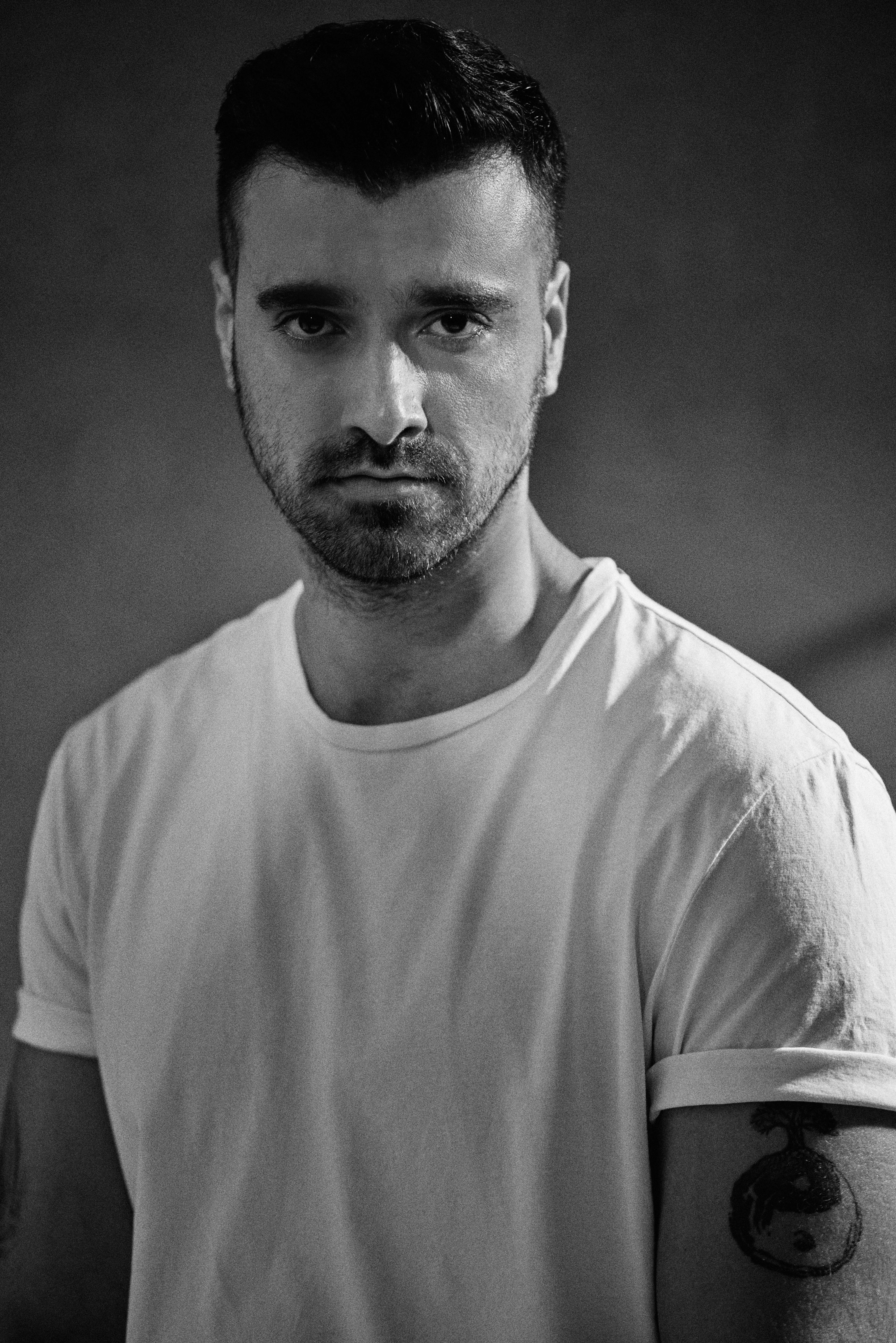 Liviu Teodorescu, despre mesajul din piesa „Un minut”: „Foarte mulți oameni stau în relații toxice, din diverse motive. Își găsesc scuze ca să își justifice stările rele”