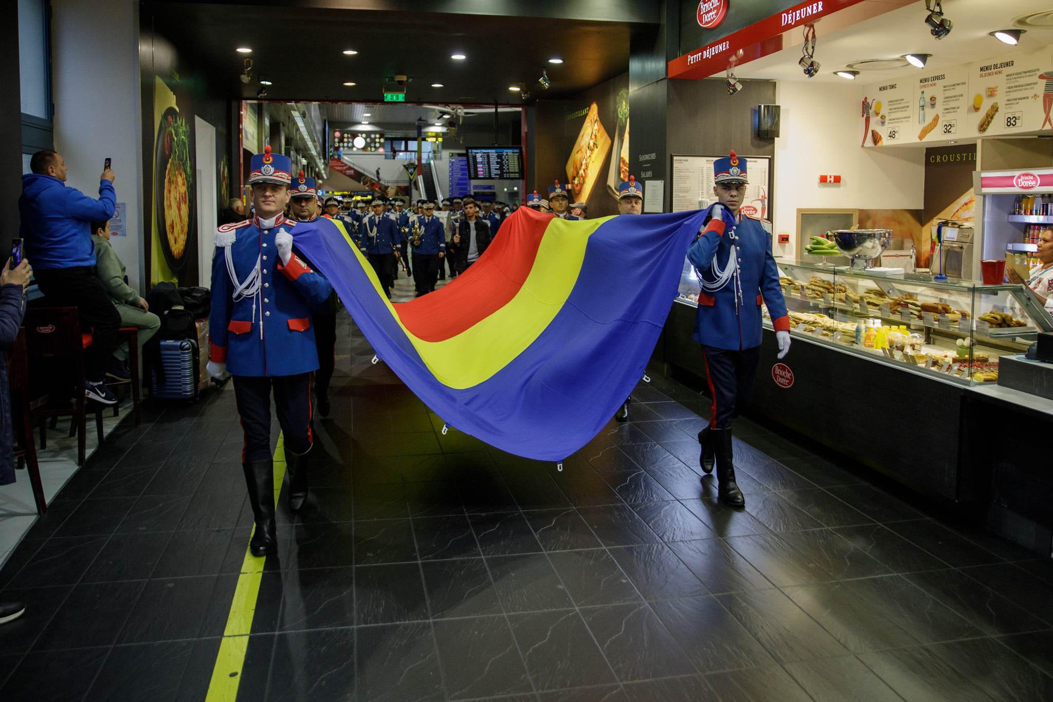 Flashmob pe Aeroportul Otopeni, de 1 Decembrie: defilări ale Jandarmeriei Române pe melodii folclorice interpretate de fanfară. VIDEO