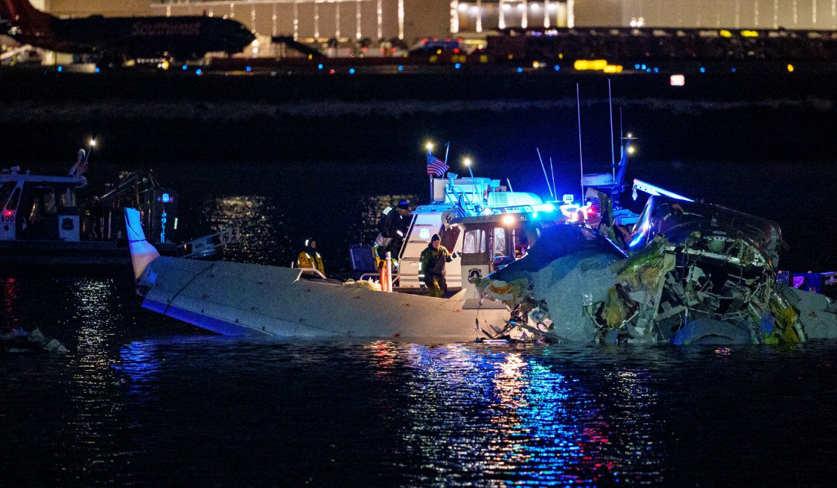Un avion cu 60 de pasageri și un elicopter al armatei americane s-au ciocnit deasupra Washingtonului. Peste 30 de cadavre au fost scoase din râul Potomac | VIDEO