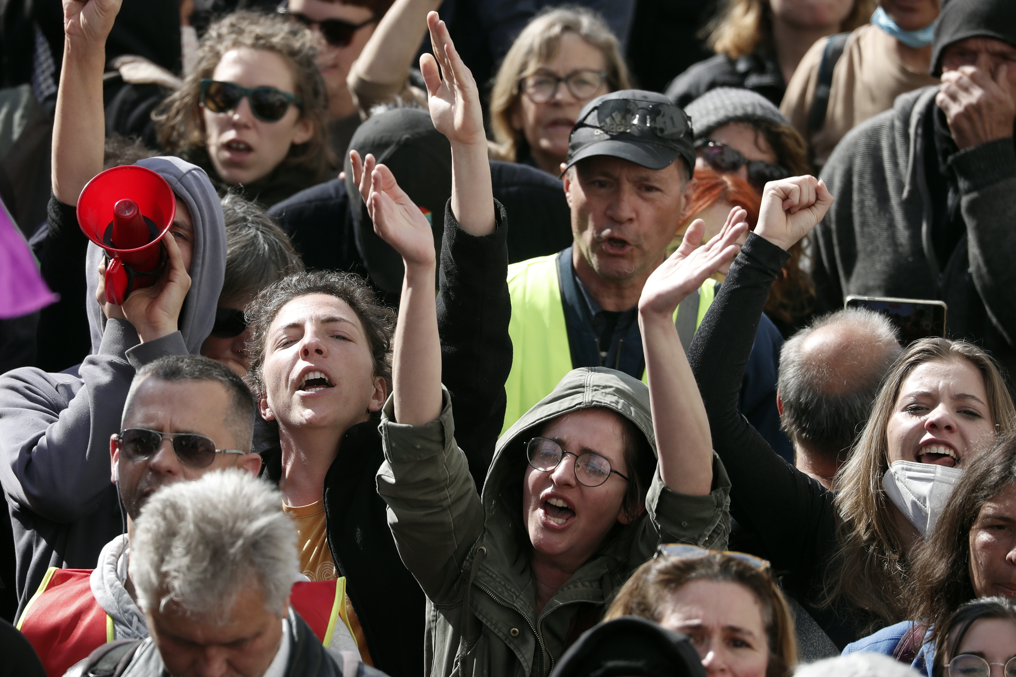 O nouă zi de proteste față de legea pensiilor în Franța. Vizita lui Macron în teritoriu, întâmpinată cu manifestații și huiduieli