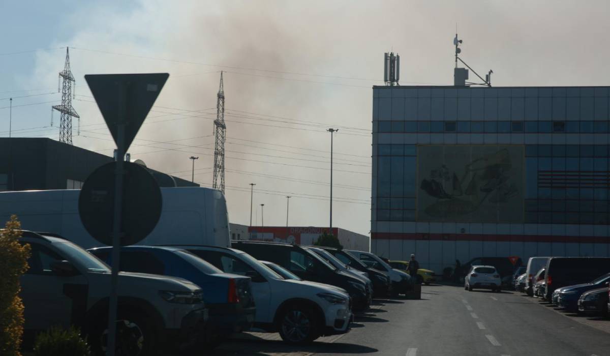 Cum arată hala care a ars în Dragonul Roșu. Imagini cu depozitul făcut scrum după incendiul din București