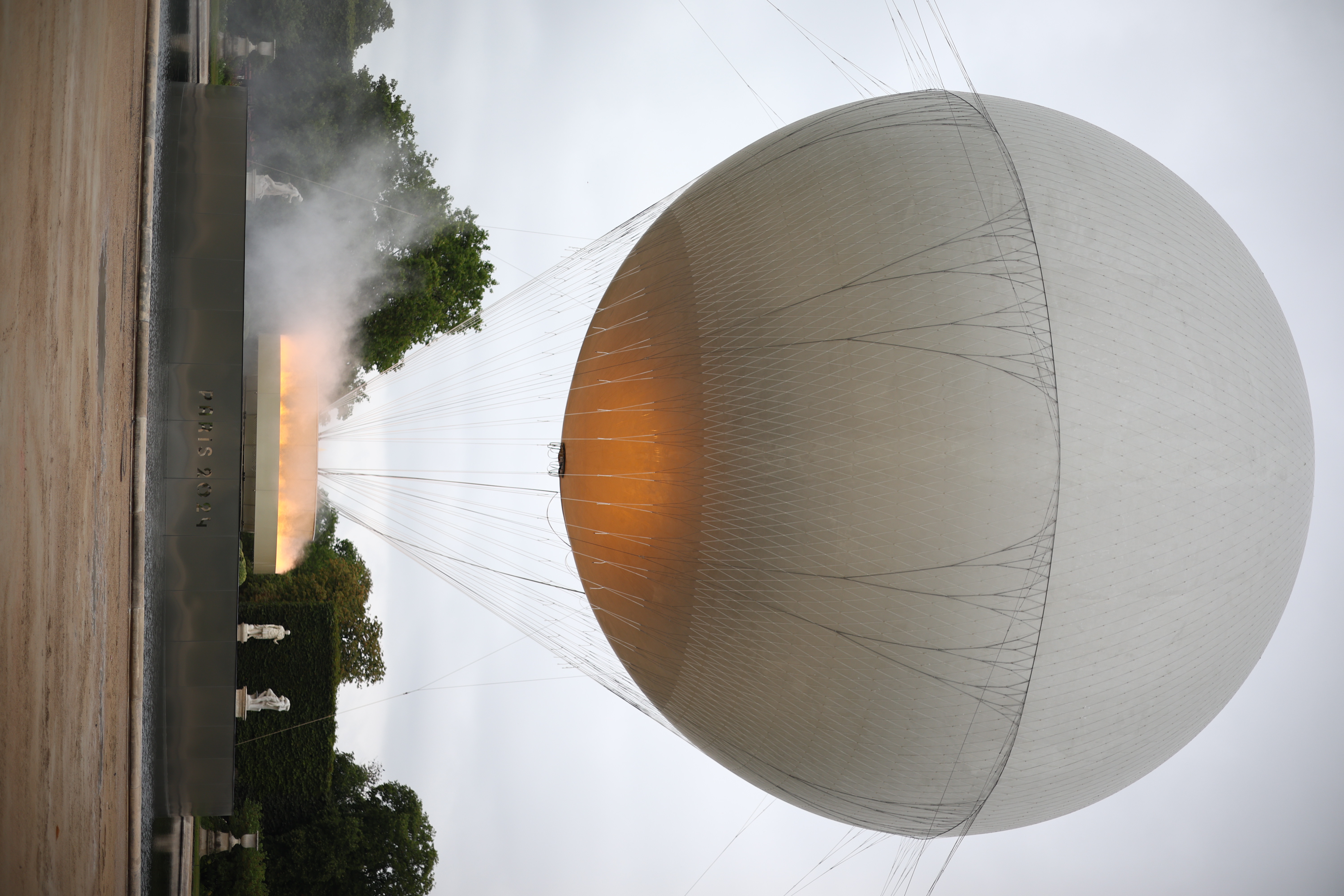 Flacăra olimpică de la JO 2024 arde pe cerul Parisului sub un balon. O inovație tehnică ce folosește electricitate pentru a imita un foc real