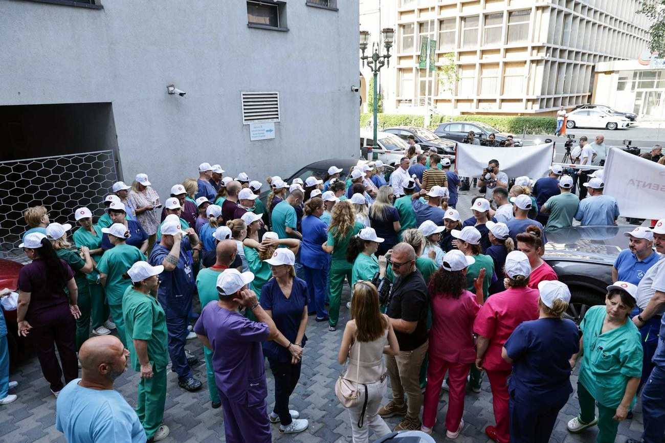 Grevă de avertisment organizată de Sanitas. Noua lege a salarizării propusă de Guvernul Bolojan, sursa nemulțumirilor: „Sporul pentru turele de noapte este o bătaie de joc”