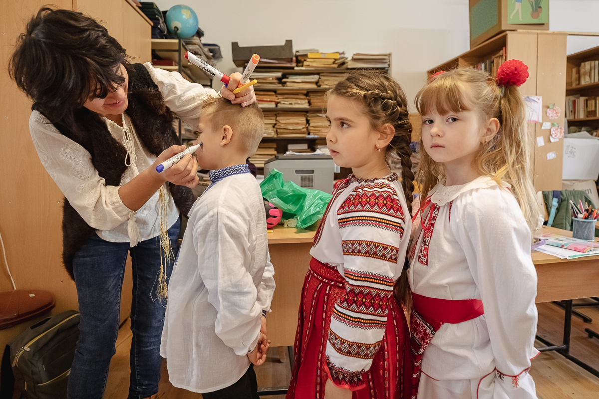 SPERANȚĂ. Într-o școală din Olt, o profesoară îi învață pe copiii cu părinți în străinătate să creadă că tinerii pot reuși și în țară: „Se pot realiza oriunde, numai să găsească oamenii potriviți”