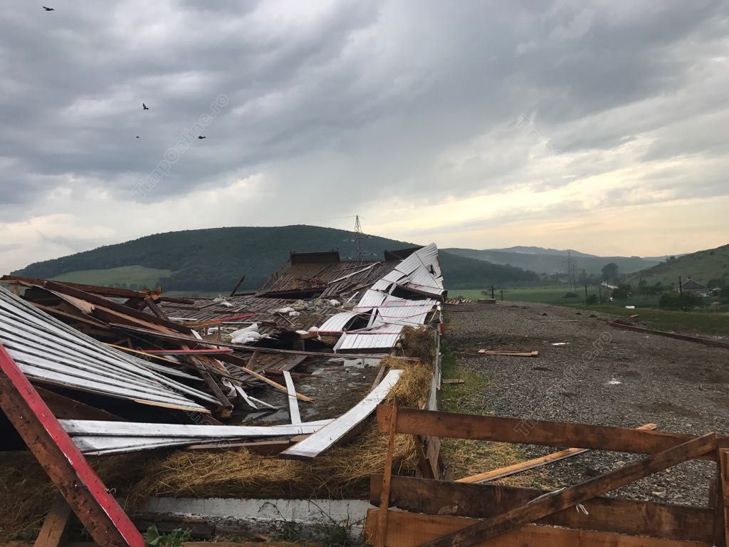 UPDATE: Inundațiile și furtunile au făcut ravagii în șase județe din țară. Zeci de oameni, pe drumuri în urma vijeliei