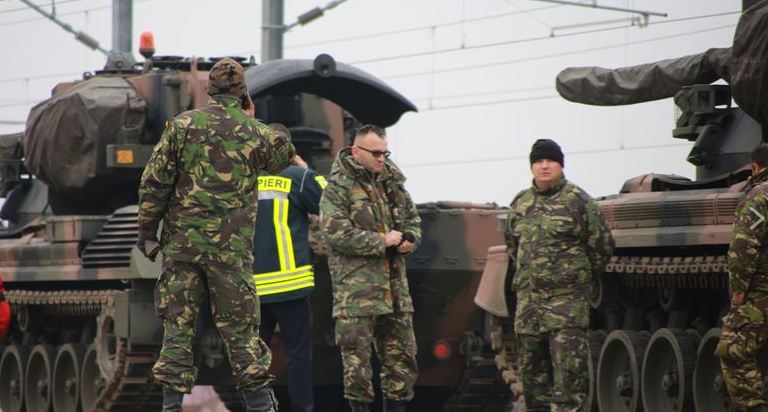VIDEO / Tragedie în Alba Iulia! Un militar a murit electrocutat, în timp ce descărca tancurile pentru Parada de 1 Decembrie