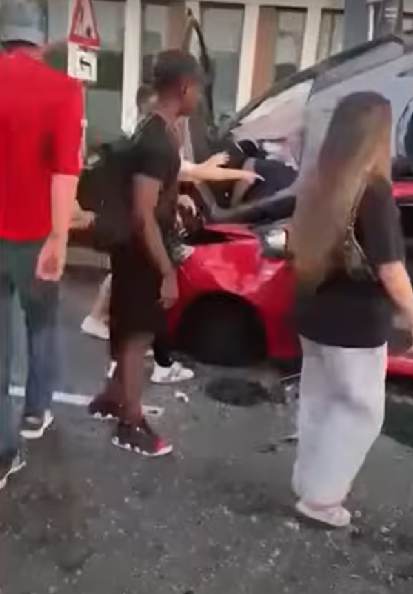 Șoferul vinovat de accidentul cu 14 victime și 10 mașini distruse, filmat blocat la volan, în Köln. Arestat, după ce a fost descarcerat. VIDEO