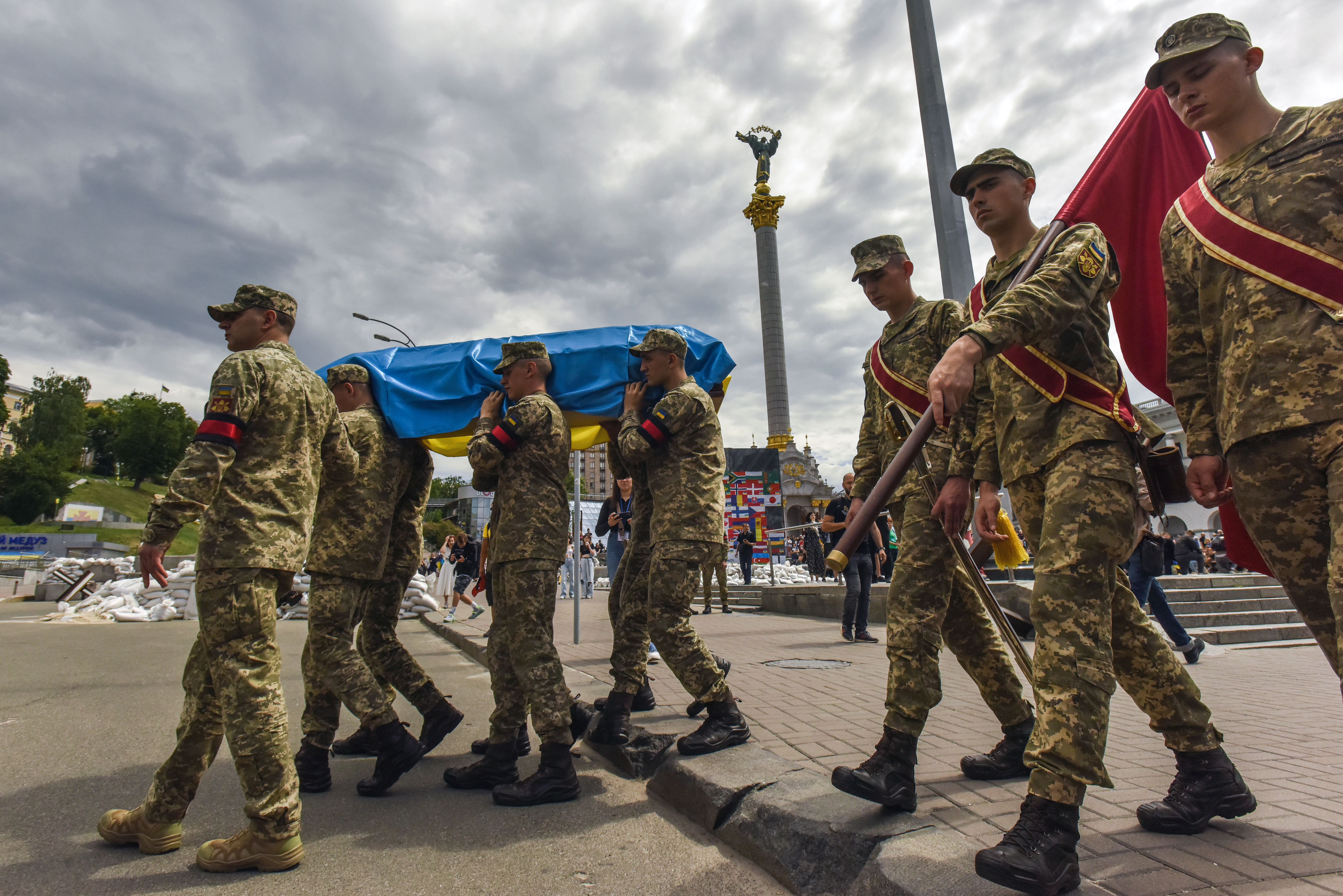 Sute de ucraineni au participat la Kiev la înmormântarea unui tânăr activist, ucis în estul Ucrainei