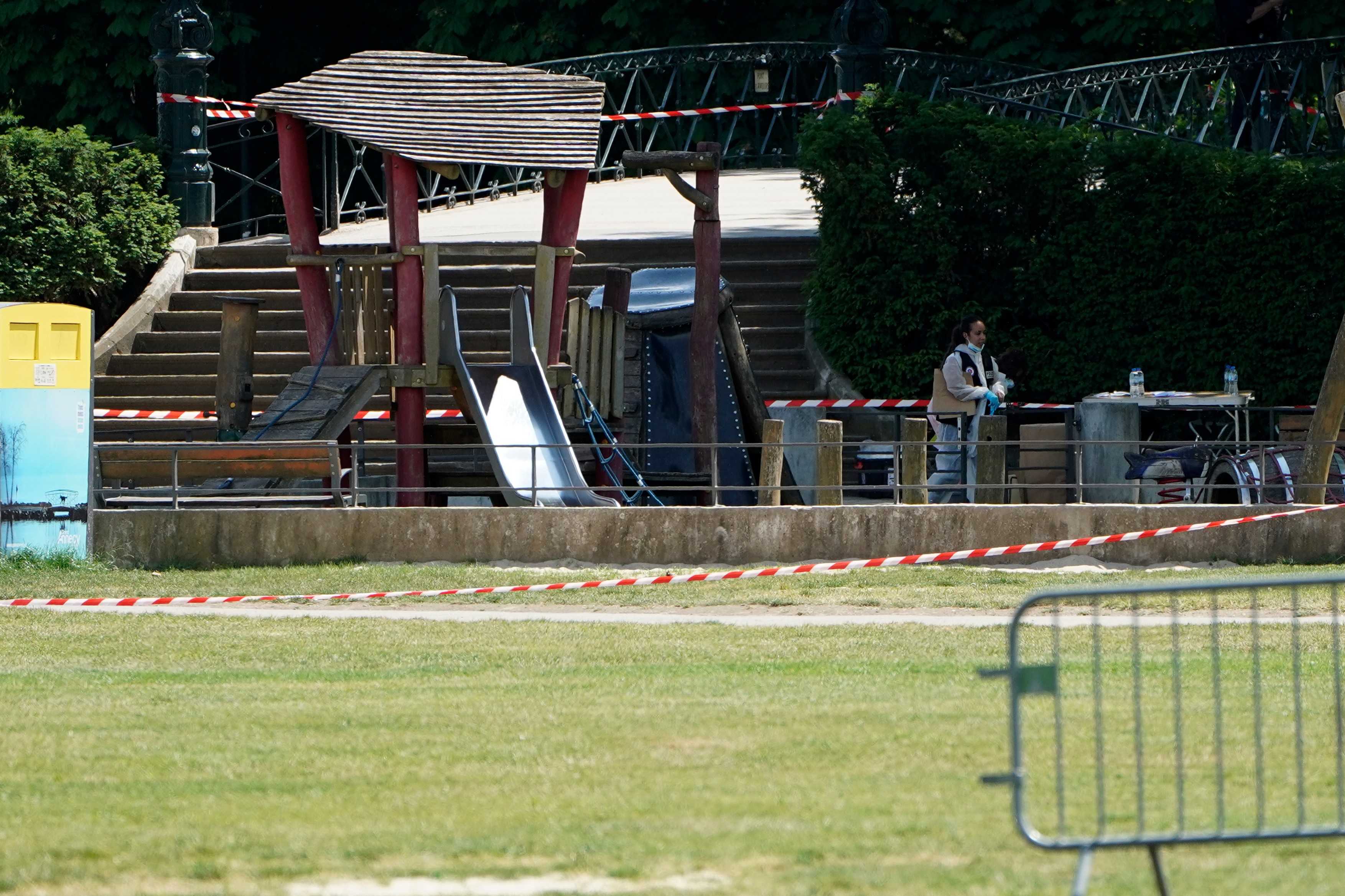 Copii înjunghiați într-un parc din Annecy, Franța. Șase răniți și un suspect reținut